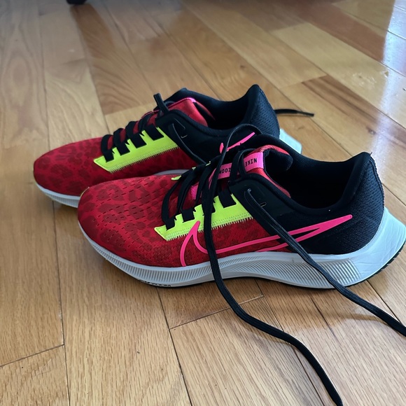 Gently used Nike Pegasus, red animal print, size 8, great condition - Picture 2 of 4
